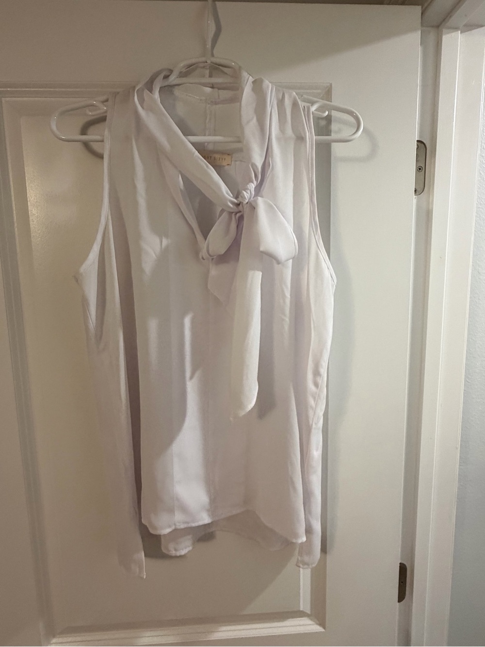 Women’s Eight Sixty white sleeveless blouse size M EUC